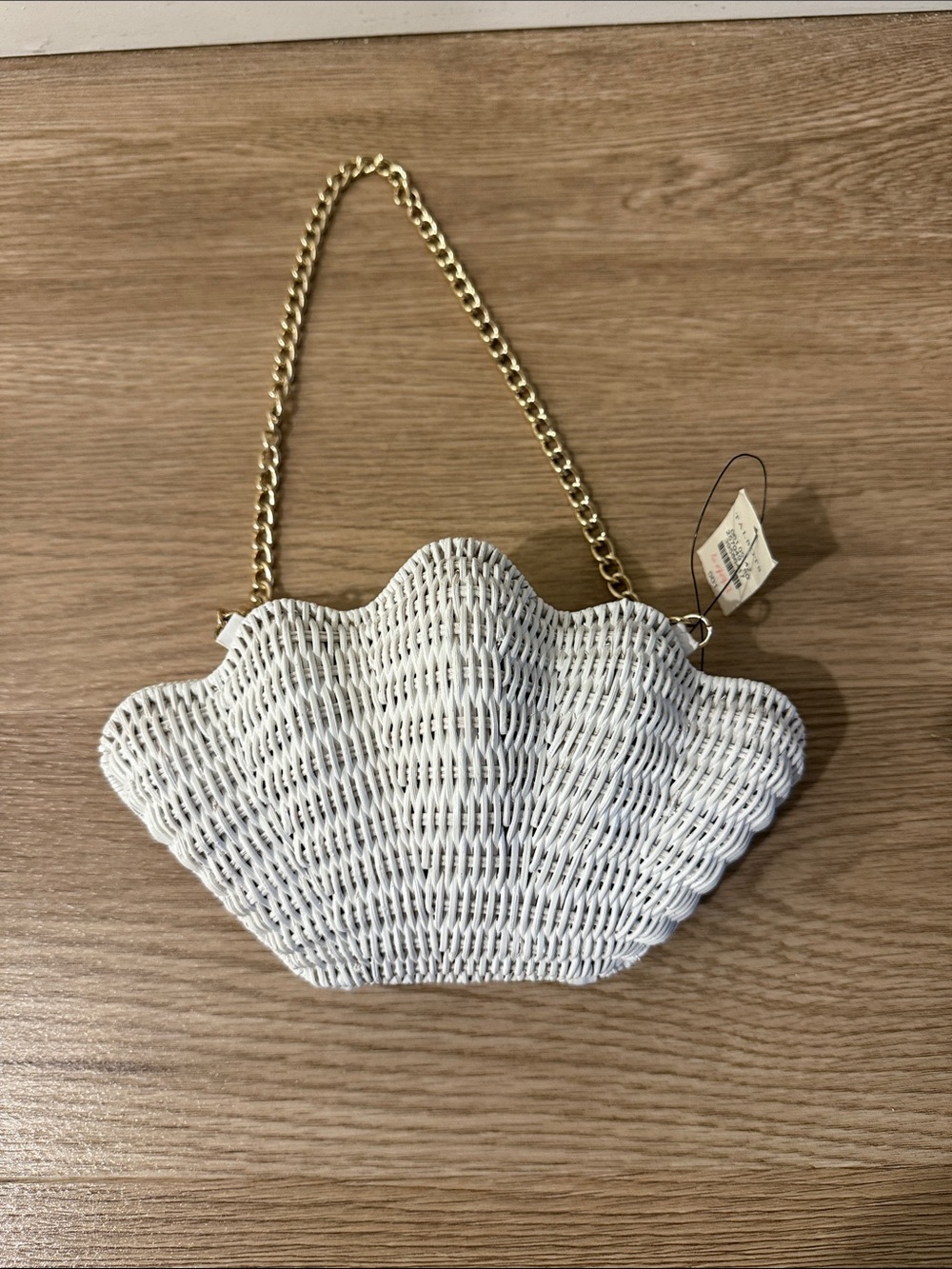 White Shell-Shaped Woven Shoulder Bag with Gold Chain